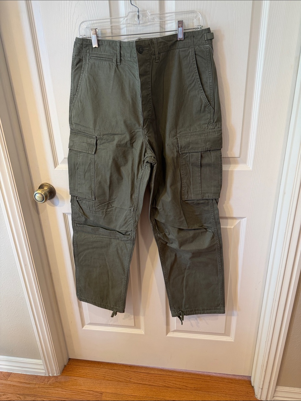 American Eagle Outfitters Olive Green Cargo Pants Sz 32/32.  NWT. Box46